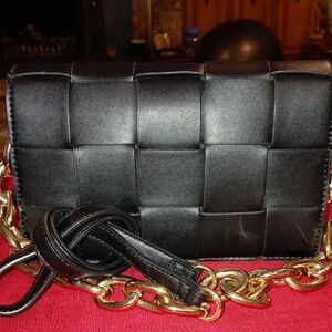 Fashion Nova Black Woven Crossbody Bag with Gold Chain